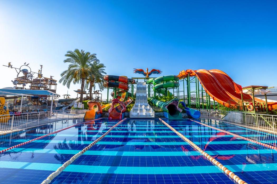 Crystal Admiral Resort Suites & Spa