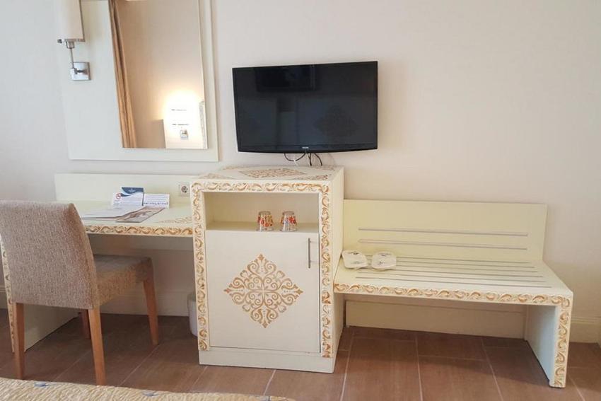 Crystal Admiral Resort Suites & Spa